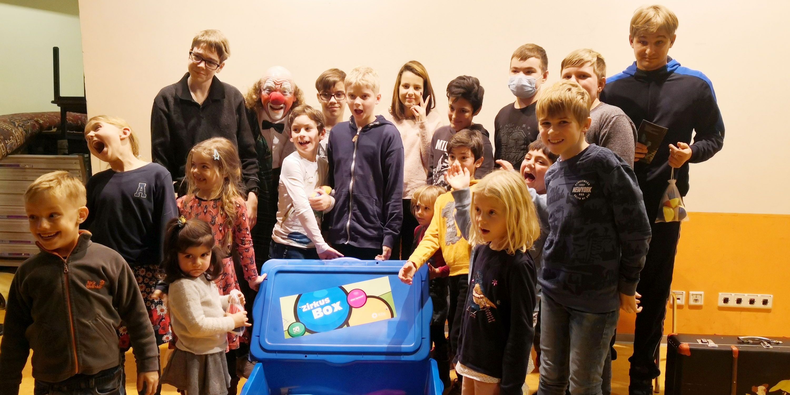 Clown begeisterte nierenkranke Kinder und Jugendliche Clown begeisterte nierenkranke Kinder und Jugendliche