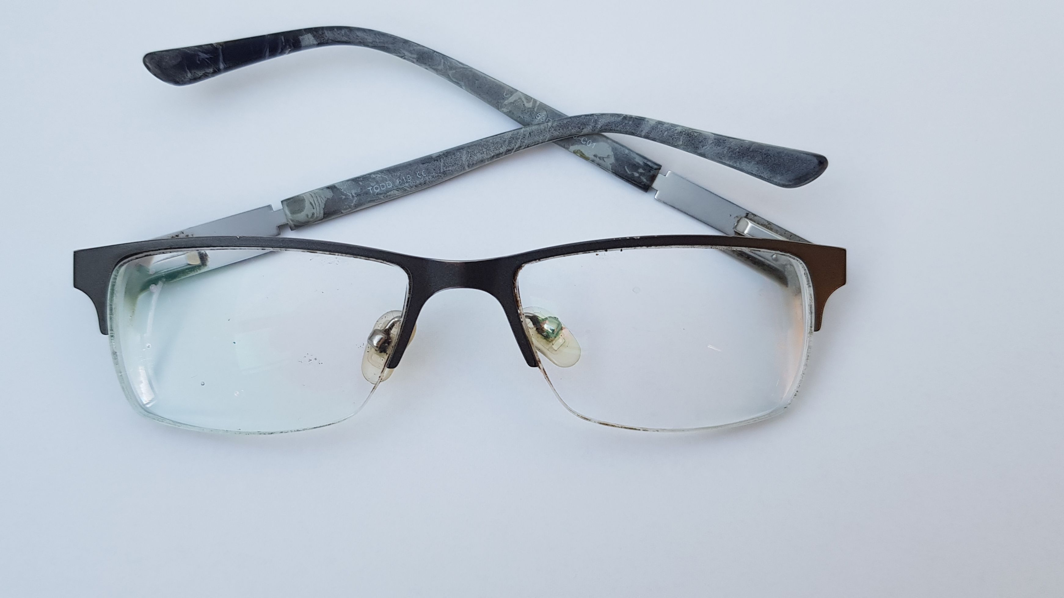 Wer kann Hinweise zu dieser Brille geben?