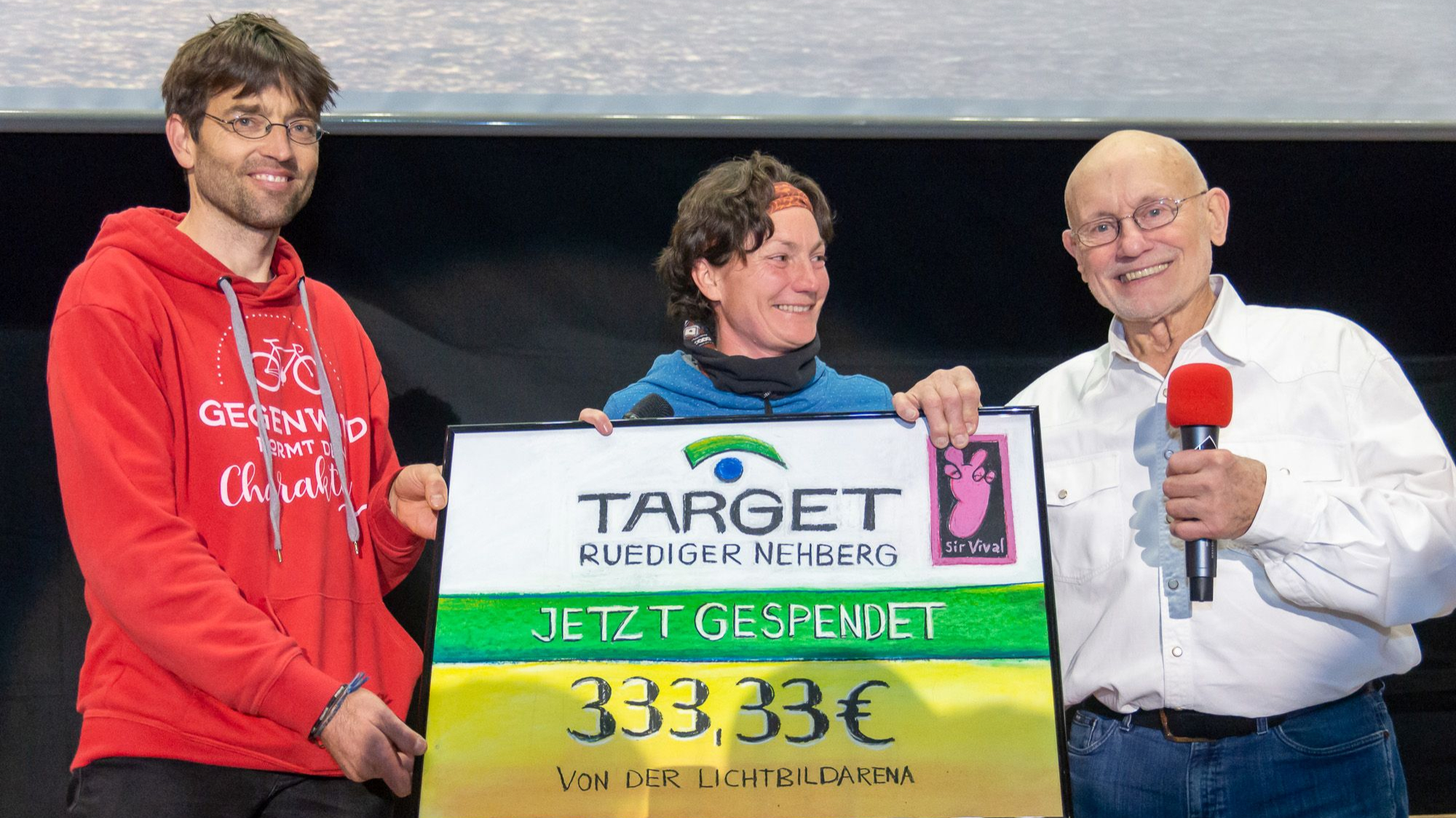 Lichtbildarena: Spende für Hilfsprojekt