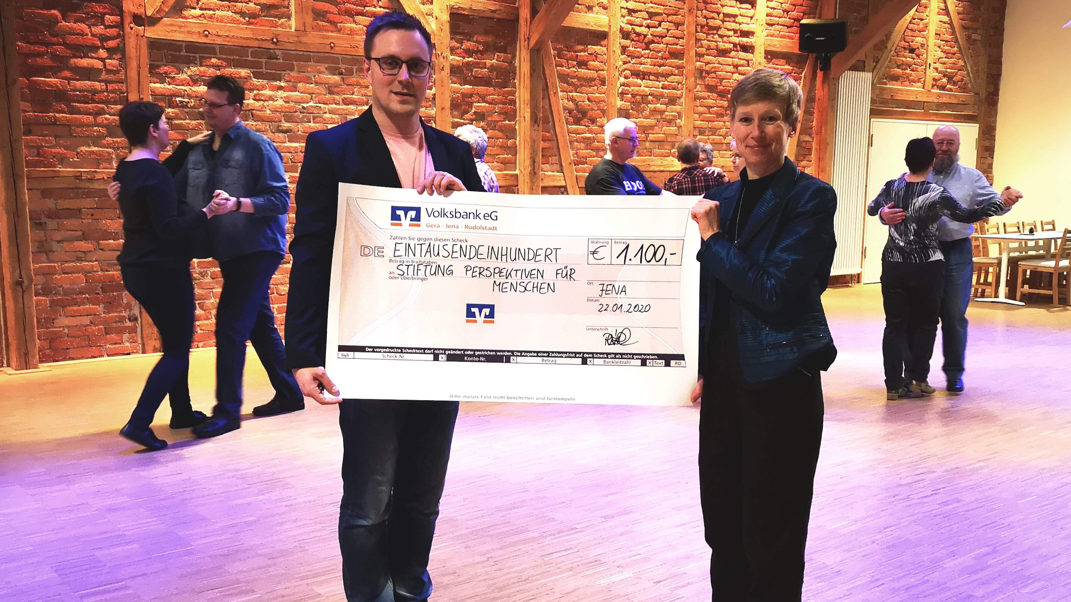 Tanzschule führbar spendet 1 100 Euro für Krebsstiftung