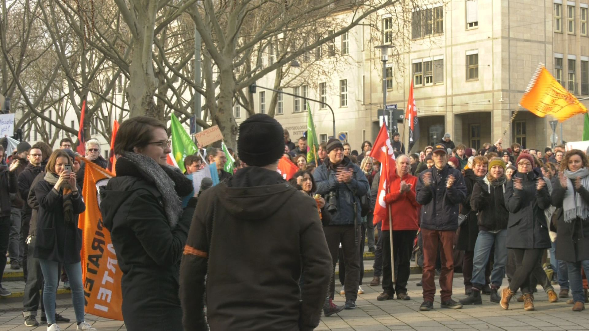 Kemmerichs Rücktritt sorgt für Jubel auf dem Holzmarkt