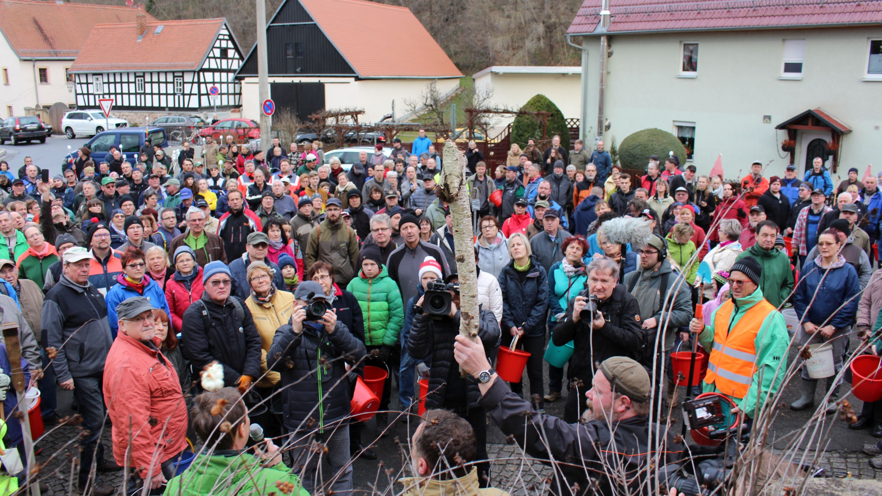 500 freiwillige Helfer bei Anti-Raupen-Einsatz