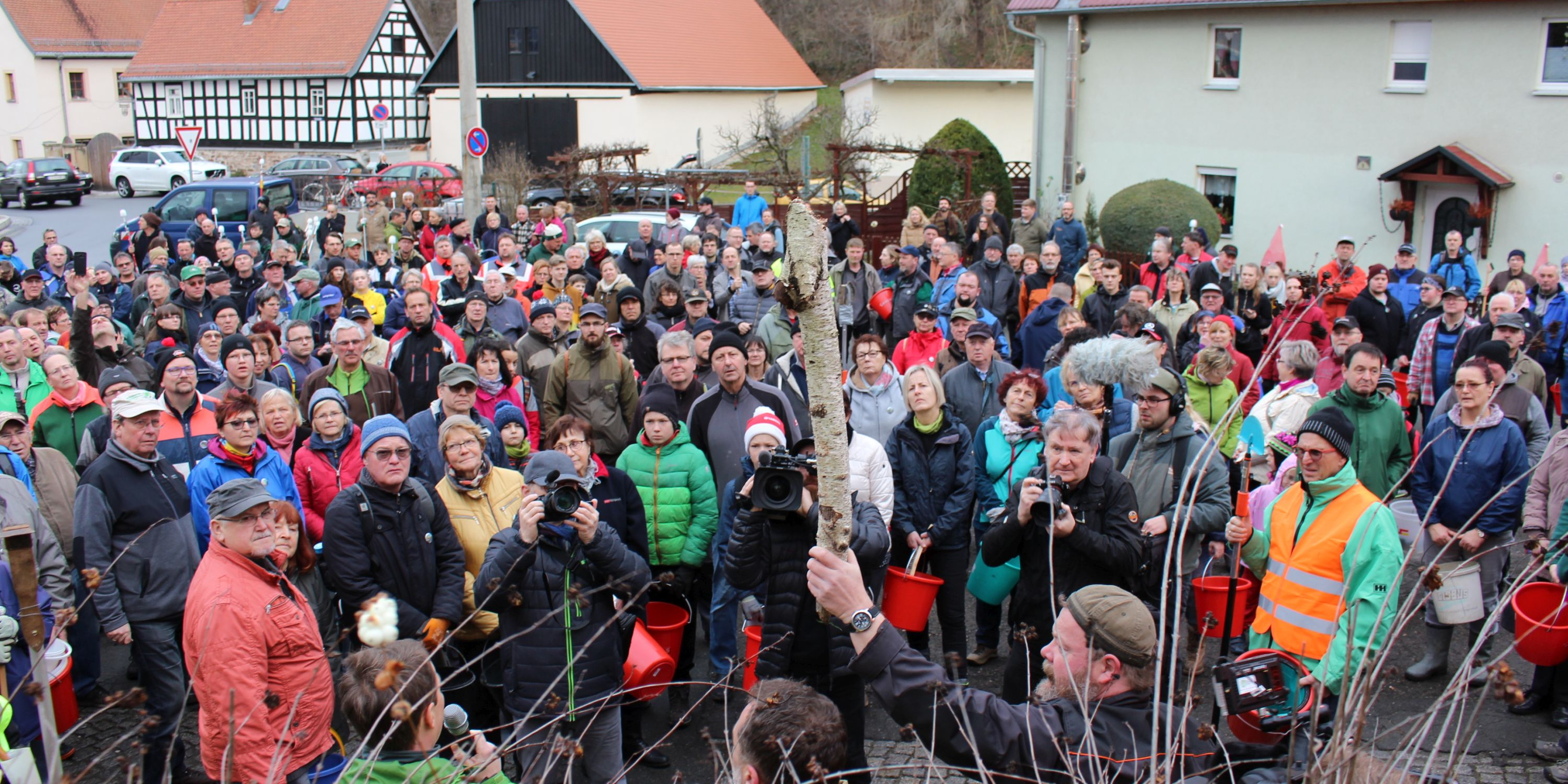 500 freiwillige Helfer bei Anti-Raupen-Einsatz