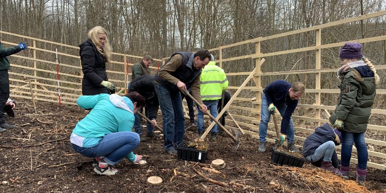 Baumpflanzaktion des Autohauses Fischer