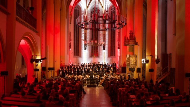Jugendsinfonieorchester und Kammerchor der Musik- und Kunstschule Jena gemeinsam im Konzert