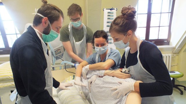 Medizinstudenten trainieren intensivpflegerische Fertigkeiten 