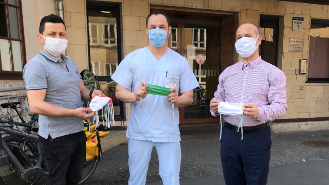 Syrer nähen für Klinikpersonal