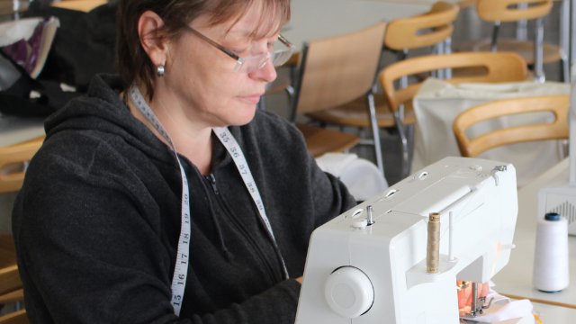 Mensa-Mitarbeiterinnen nähen Mundschutze