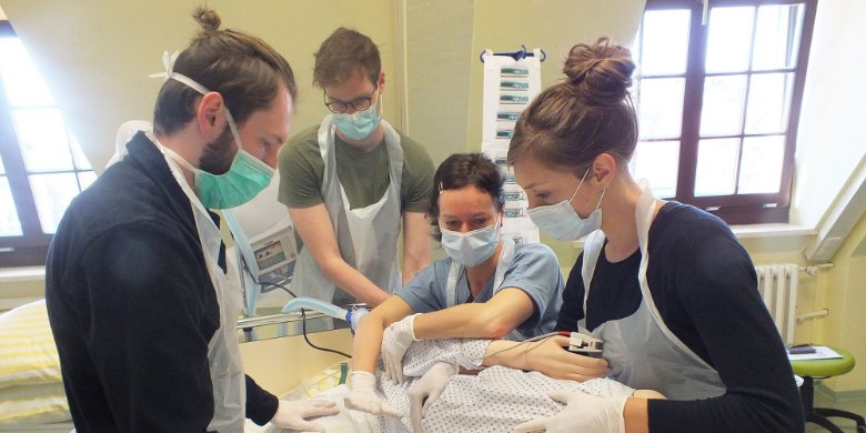 Medizinstudenten trainieren intensivpflegerische Fertigkeiten 