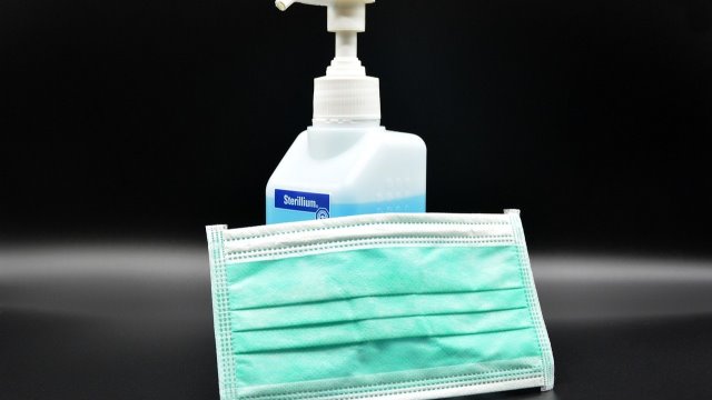 Mund-Nasen-Bedeckung auch bei Personal an Essenausgabe-Stellen