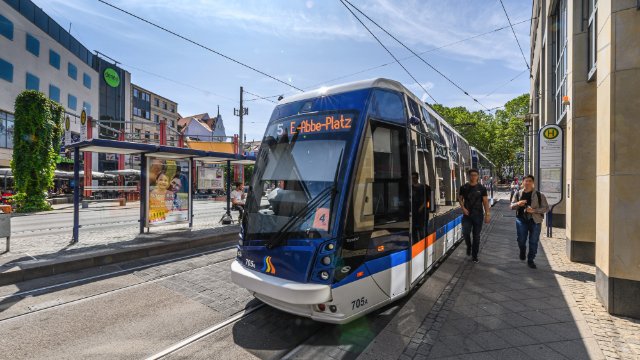 Straßenbahnen und Busse halten wieder nur bei Bedarf