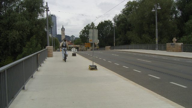 Kein Radweg unter der Camsdorfer Brücke