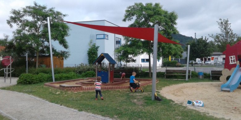 Spielplatz Jena-Nord: Sonnensegel früher gesetzt