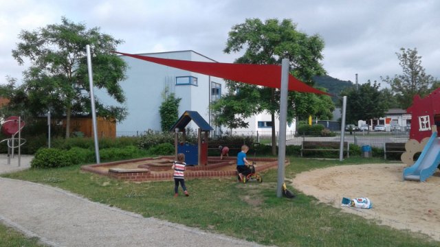 Spielplatz Jena-Nord: Sonnensegel früher gesetzt