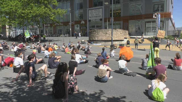 Demonstration für Klimaschutz: Die Aktivisten von Fridays For Future gehen wieder auf die Straße