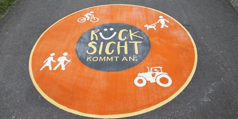 Wegmarkierungen: Mahnung zur Rücksicht