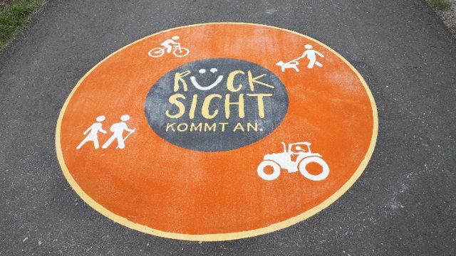 Wegmarkierungen: Mahnung zur Rücksicht