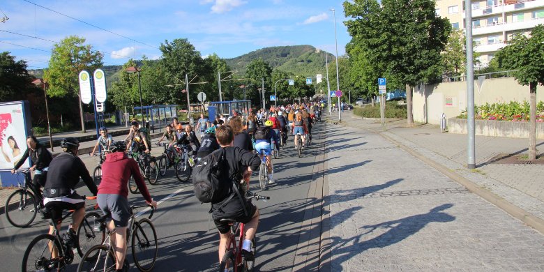 500 Radfahrer demonstrierten auf Stadtrodaer Straße
