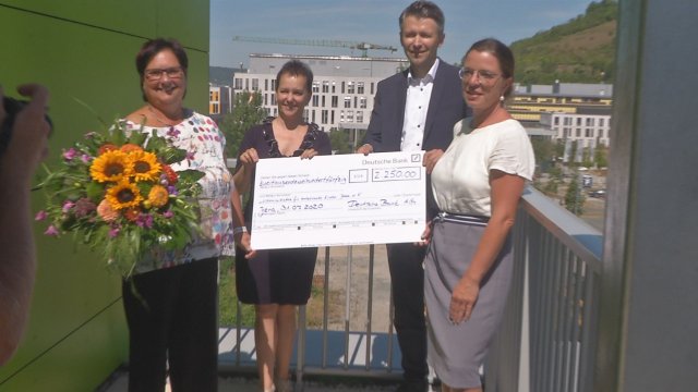 Spende für Verein: Die Elterninitiative für krebskranke Kinder wird von der Deutschen Bank unterstützt