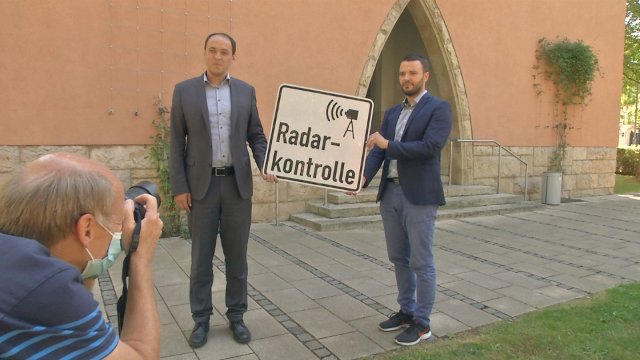 Warnschilder für Blitzer: Ab der nächsten Woche weist die Stadt auf stationäre Radarsäulen hin 
