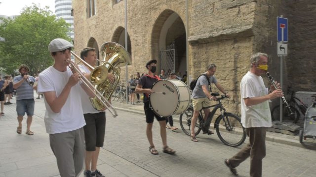 Für Beständigkeit: Die Big Bands der Musik- und Kunstschule machten auf ihre Nöte aufmerksam