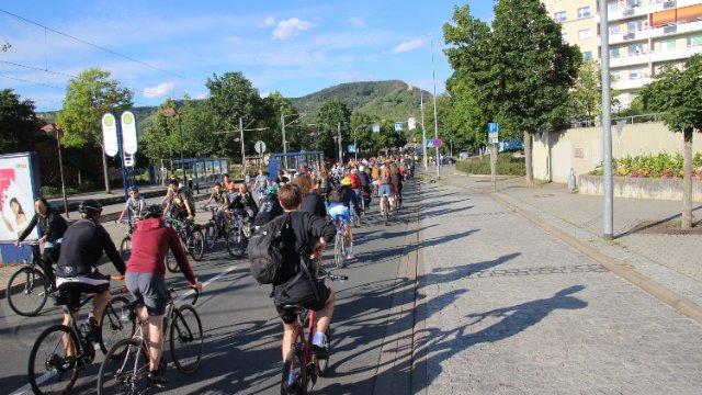 500 Radfahrer demonstrierten auf Stadtrodaer Straße