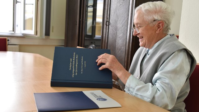 Universität verabschiedet Mitarbeiterin nach mehr als 60 Jahren 