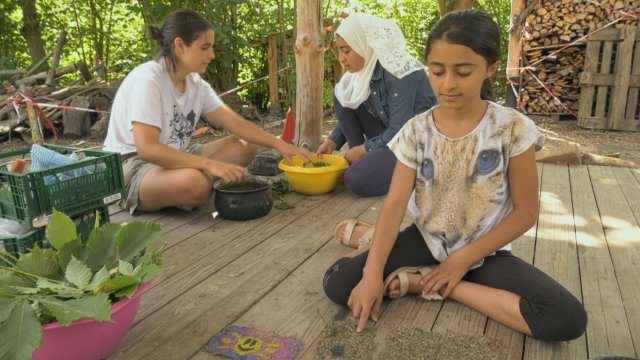 Ferien-Aktivität: Auf dem Abenteuerspielplatz in Lobeda-West wurde Urzeitpapier hergestellt
