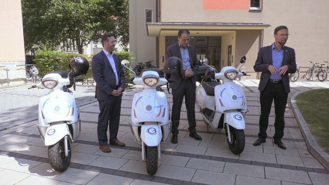 Gefahren: Ab Samstag bietet der Jenaer Nahverkehr ein Elektro-Roller Sharing an