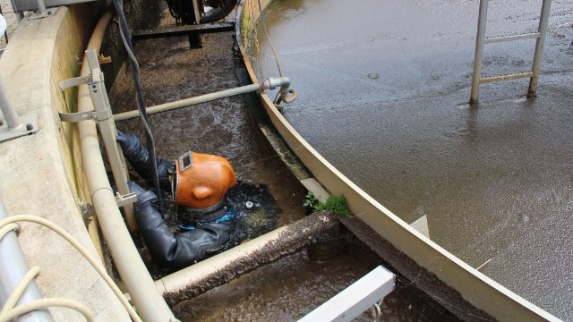 Taucher reparieren Klärbecken in Magdala  