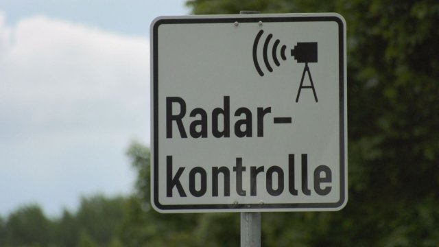 Beim Aufbau: In Jena wurden heute zehn Radarwarnschilder aufgestellt