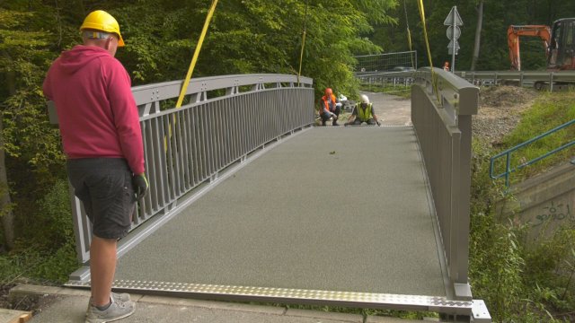 Fahrradbrücke: Im Mühltal wurde die alte Brückenkonstruktion gegen eine neue getauscht