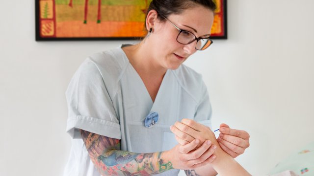 Mit feinen Nadeln gegen Schwangerschaftsbeschwerden