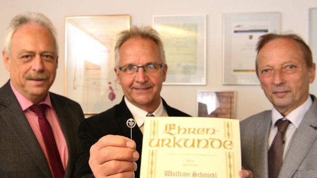 Silberne Ehrennadel für Maurermeister 