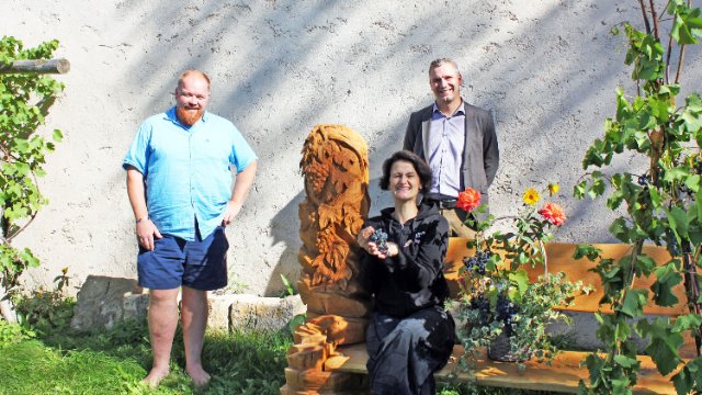 Leuchtenburg erhielt handgeschnitzte Künstlerbank 