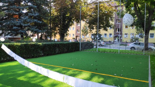 Neuer Kunstrasen-Sportplatz in Kindergarten eingeweiht