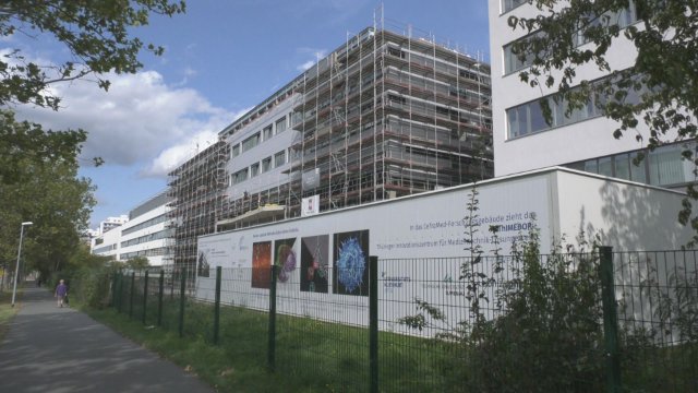 Richtfest gefeiert: Am Universitätsklinikum nimmt ein Neubau für Spitzenforschung Gestalt an 