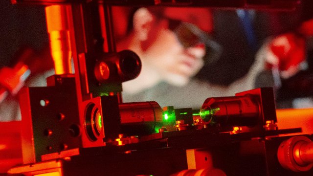 Jenaer Forscher funktionalisieren optische Fasern 