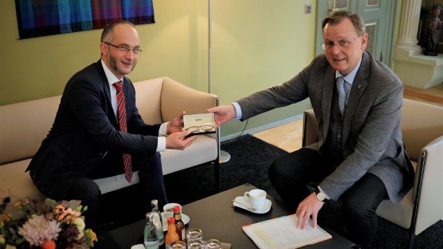 Ramelow übergab Brille an Deutsches Optisches Museum