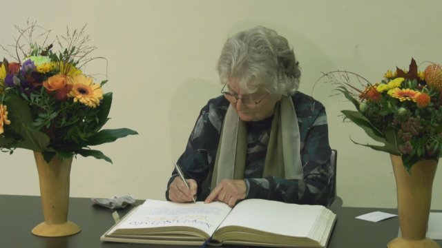 Eingetragen: Maria Schmid hat sich im Goldenen Buch der Stadt verewigt