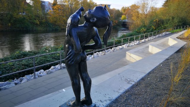 Plastik „Mädchen mit Taube“ auf Landfeste