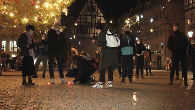 Aktion organisiert: Auf dem Marktplatz wurde auf das Thema Gewalt gegen Frauen aufmerksam gemacht 
