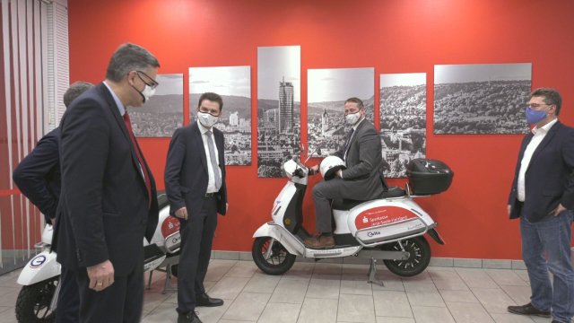 Ausbau: Der Fuhrpark der Sparkasse wird um zwei E-Roller erweitert