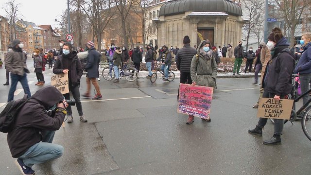Demo gegen Haushaltssicherungskonzept vor dem Stadtrat