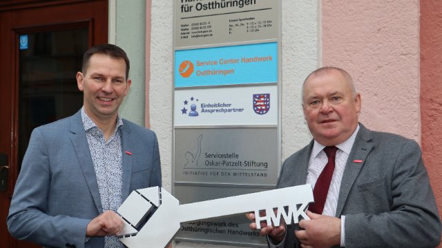Schlüsselübergabe an neuen Hauptgeschäftsführer der Handwerkskammer für Ostthüringen