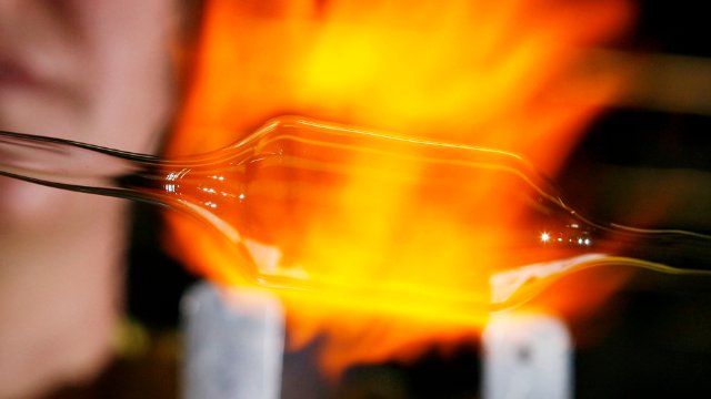 Wissenschaftler entwickeln Härtungsverfahren für Dünnglas weiter