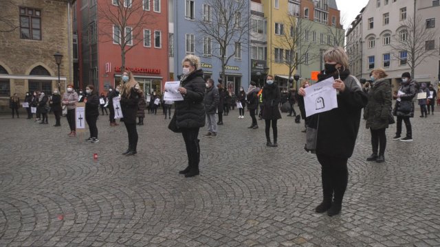Friseur- und Kosmetikhandwerk hielt Mahnwache in Schwarz