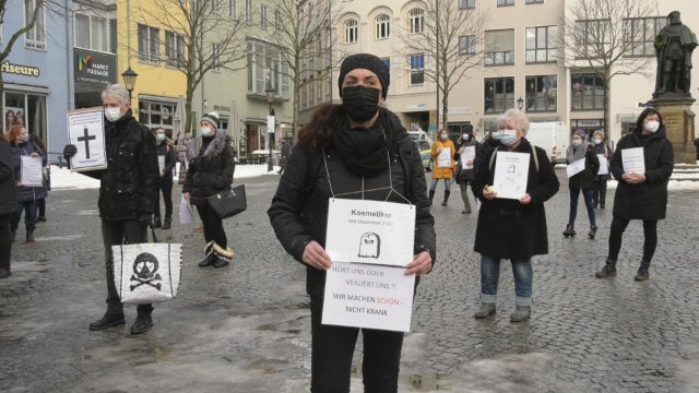Solidarität: Friseure forderten auf dem Marktplatz auch das Öffnen von Kosmetik- und Nagelstudios