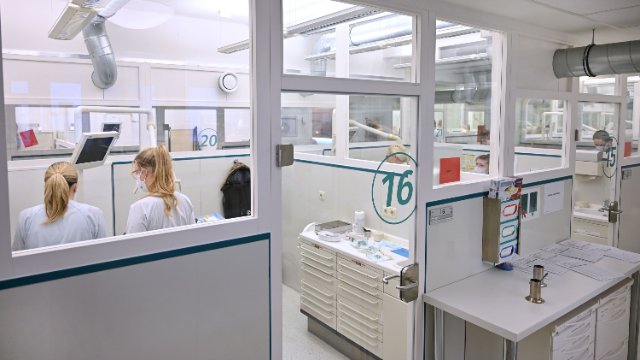 Behandlungssaal in Uni-Zahnklinik wiedereröffnet 