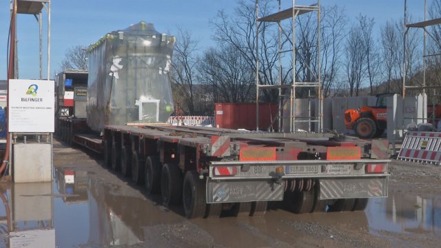Dauerbaustelle: Die Thüringer Energie AG installiert im Heizkraftwerk Winzerla einen Riesen-Transformator